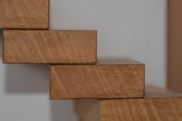 dřevěné stupně schodů