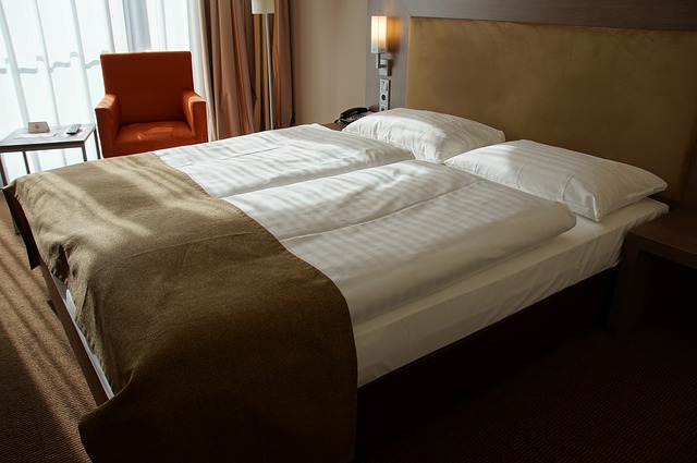 hotelová postel